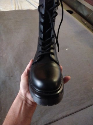 Botas negras con cordones y cremallera