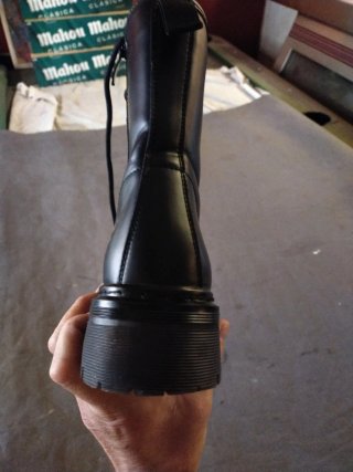 Botas negras con cordones y cremallera