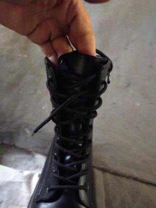 Botas negras con cordones y cremallera