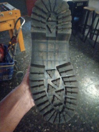 Botas negras con cordones y cremallera