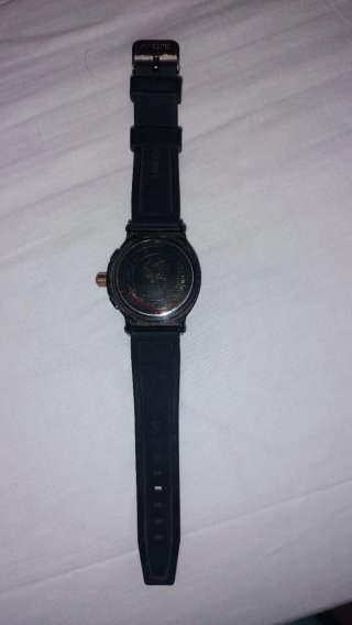Reloj Negro con Detalles Dorados.