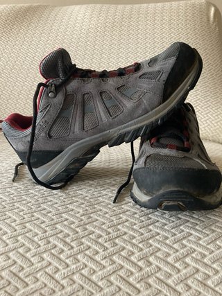 Zapatillas senderismo Columbia grises y rojas