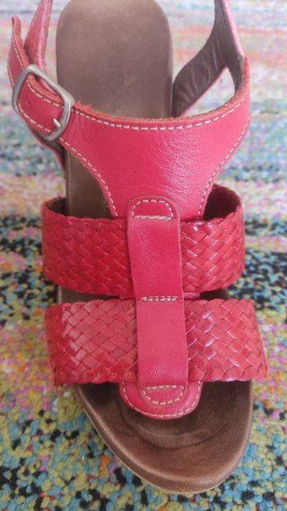 Sandalias de piel rojas de tacón