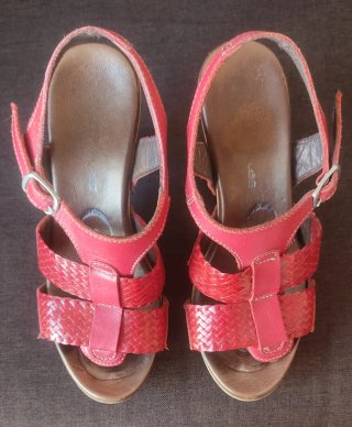 Sandalias de piel rojas de tacón
