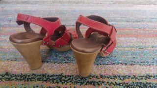 Sandalias de piel rojas de tacón