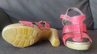 Sandalias de piel rojas de tacón