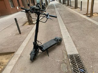 Patinete eléctrico negro
