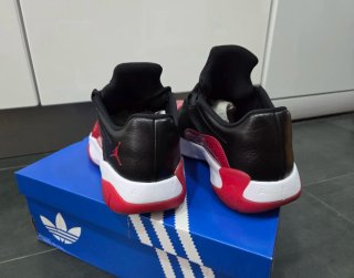 Zapatillas Jordan 11 Confort Negro Rojo talla 42.5