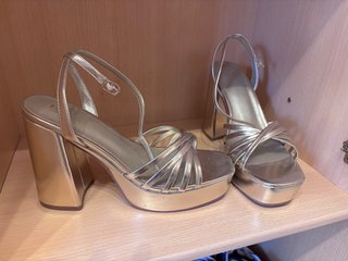 Sandalias doradas plataforma tacón