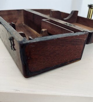 Antiguo microscopio de latón con maletín