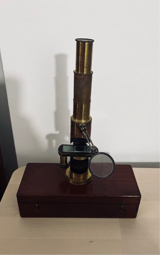 Antiguo microscopio de latón con maletín