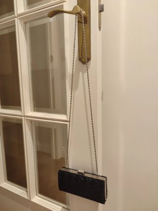 Bolso de mano negro John Lewis con pedrería