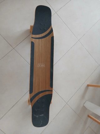 Longboard NKX con diseño colorido
