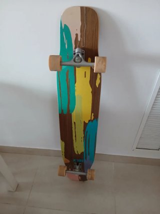 Longboard NKX con diseño colorido