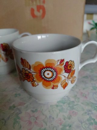 Tazze in porcellana con fiori arancioni
