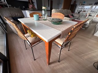 Mesa extensible y 4 sillas