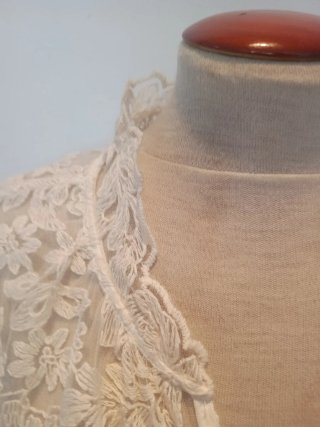 Blusa de encaje blanca, chollo 6€