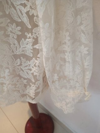 Blusa de encaje blanca, chollo 6€