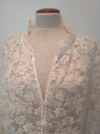 Blusa de encaje blanca, chollo 6€