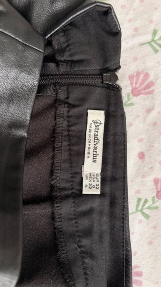 Falda Stradivarius efecto piel negra