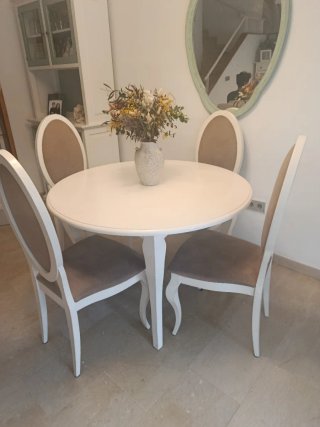 Tavolo da pranzo rotondo bianco e 4 sedie in legno