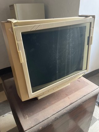 Pantalla de ordenador beige y negra
