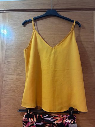 Conjunto top amarillo y falda estampada
