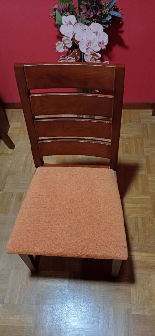 Sillas de madera elegantes y confortables Son 4