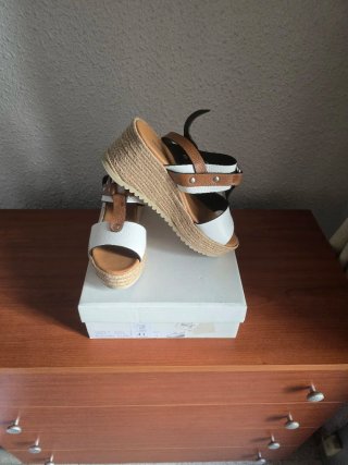 Chanclas cuña blancas y marrones talla 40