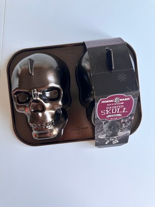 Molde Nordic Ware Haunted Skull