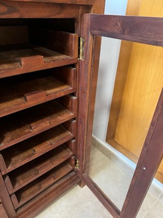 Cómoda de madera con espejo