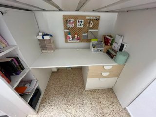 Cama litera con escritorio y armario incluido.
