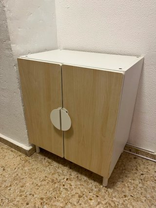 Cama litera con escritorio y armario incluido.