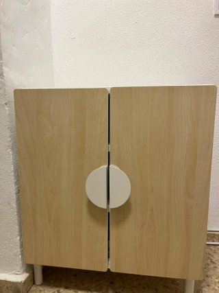 Cama litera con escritorio y armario incluido.