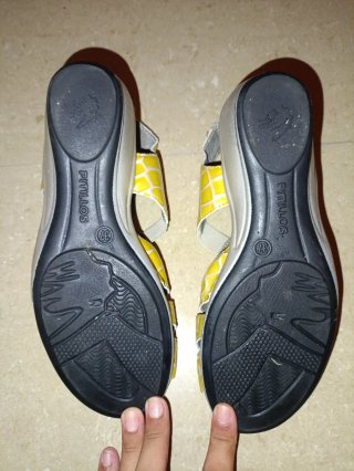 Sandalias mujer Pitillos amarillas