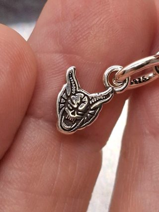 Charm Stranger Things . Plata