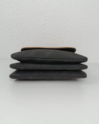 Bandolera Gris con Bolsillos y Tira Naranja