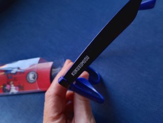 Gafas de sol azules.