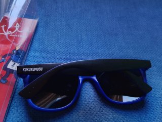 Gafas de sol azules.