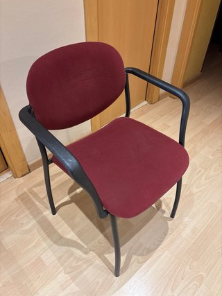 Silla de oficina roja y negra