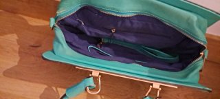Bolso de mano verde y dorado