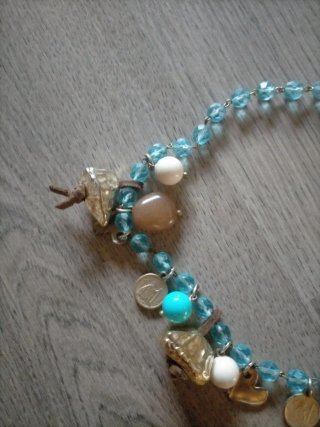 Collar azul con colgantes