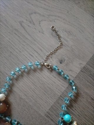 Collar azul con colgantes
