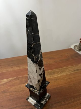 Obelisco de Mármol Portoro