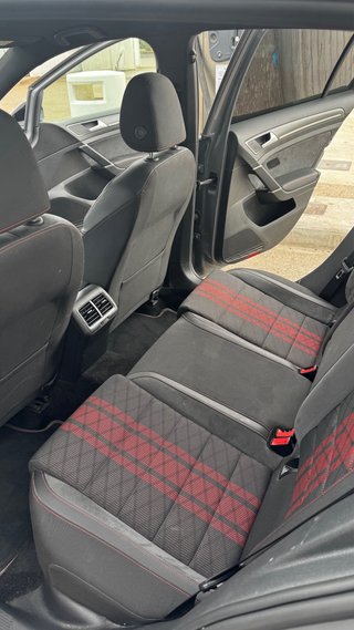 Volkswagen Golf GTI TCR con akrapovic