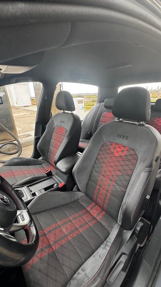 Volkswagen Golf GTI TCR con akrapovic