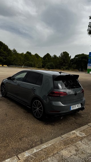 Volkswagen Golf GTI TCR con akrapovic