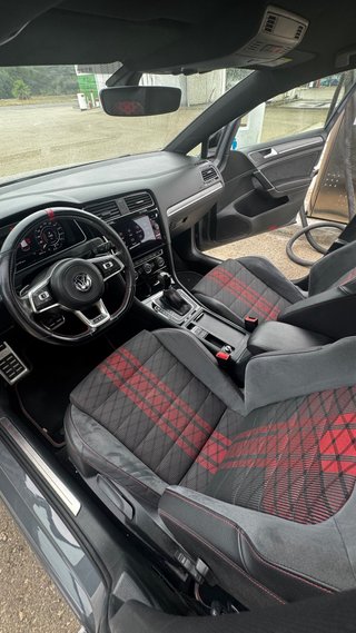 Volkswagen Golf GTI TCR con akrapovic
