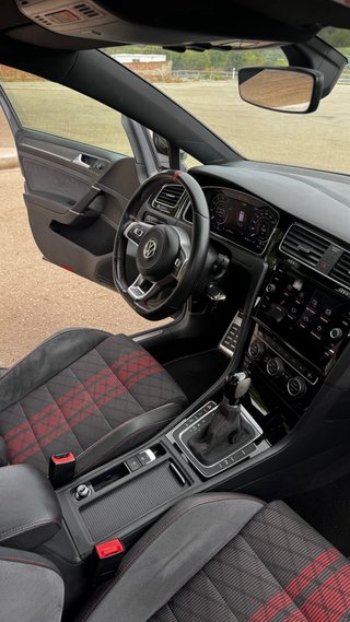 Volkswagen Golf GTI TCR con akrapovic