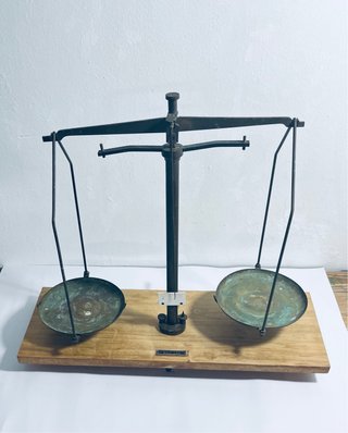 Balanza antigua de laboratorio de gran tamaño